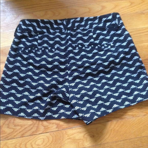 *SOLD* Patterned Size 0 Old Navy Pixie Cut Shorts - Picture 2 of 6